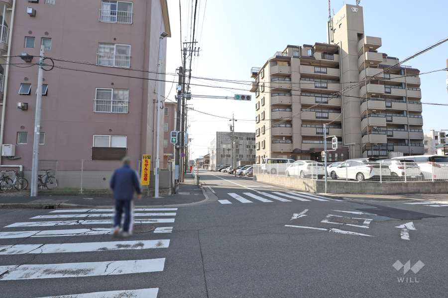敷地東側の前面道路（北側から）