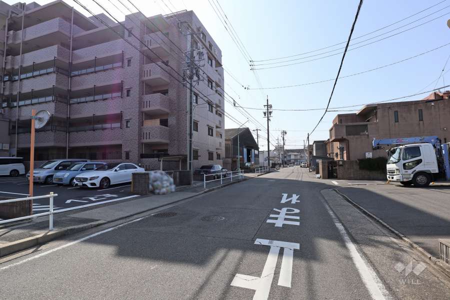 敷地西側の前面道路（北側から）