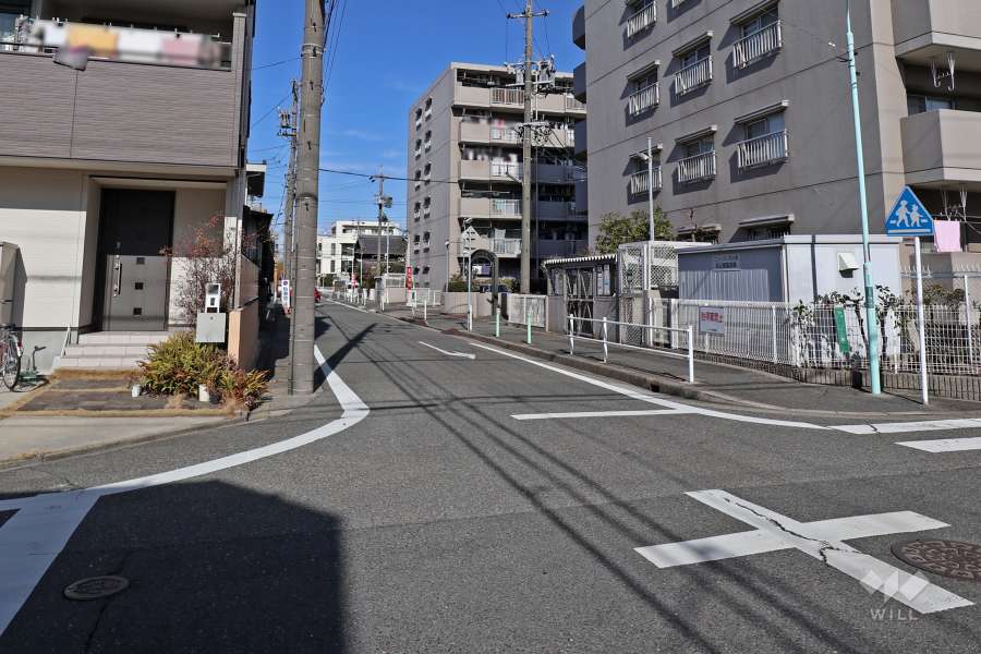 敷地西側の前面道路（南側から）