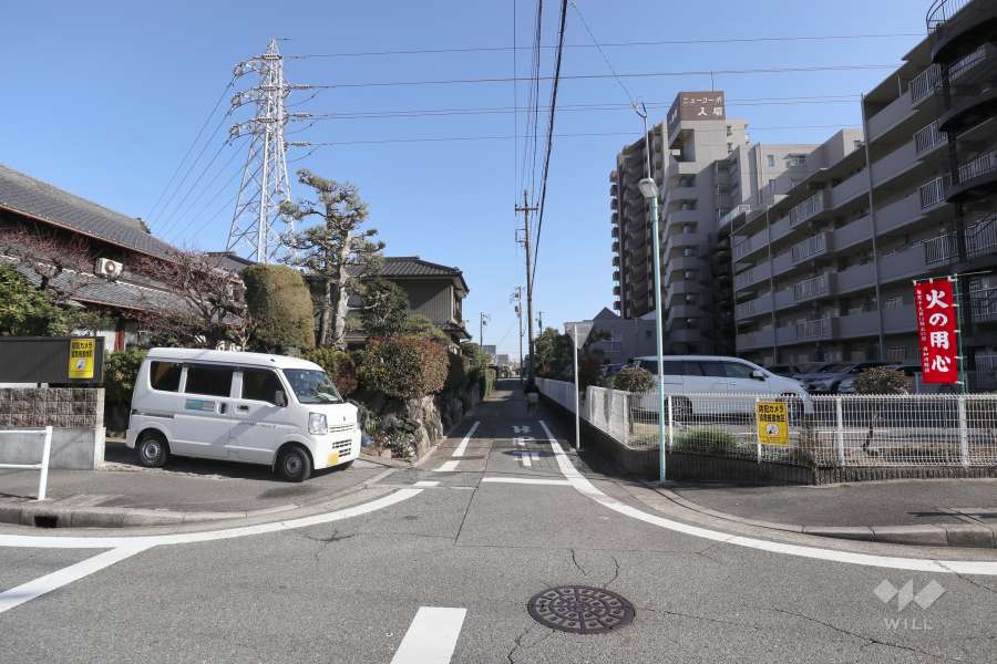 敷地北側の前面道路（西側から）