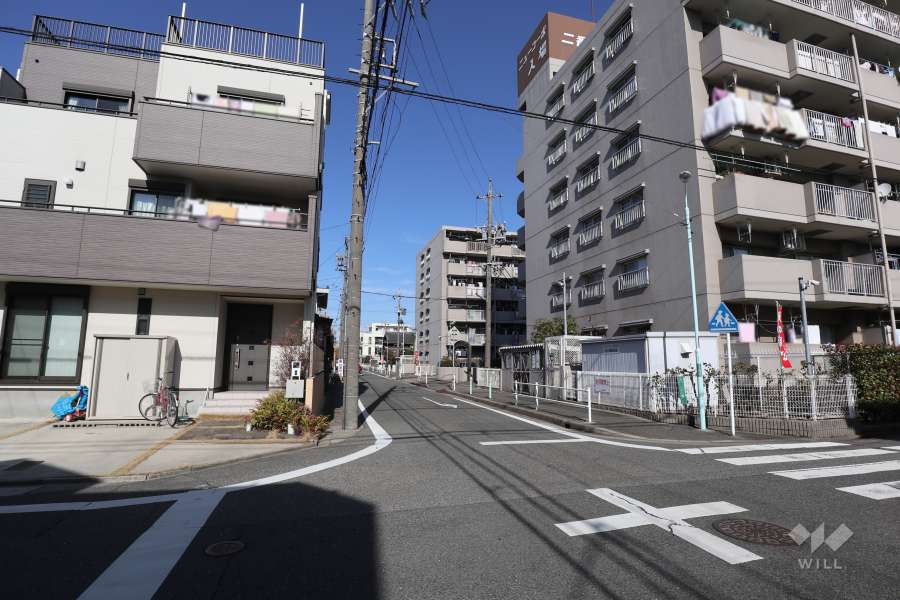 敷地西側の前面道路（南側から）