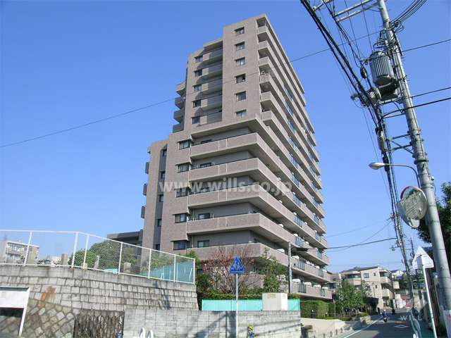 メイツ南千里の外観（南側から）　敷地の西側には墓地があります