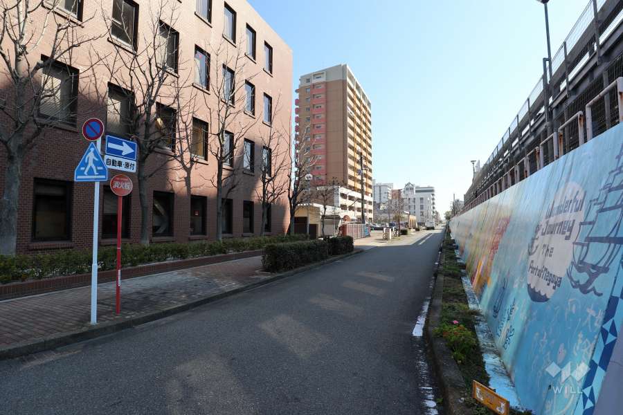 敷地北側の前面道路（西側から）