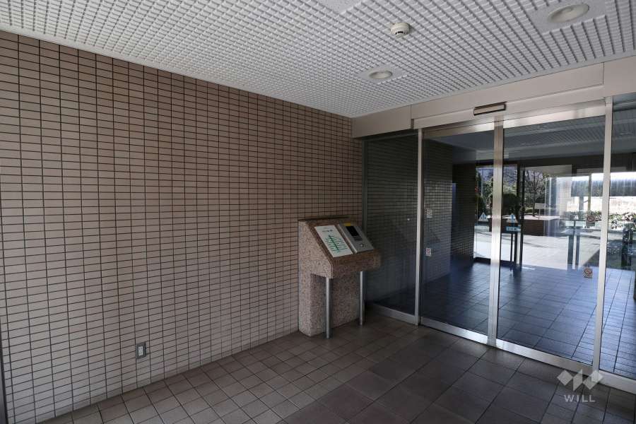 エントランスはオートロック付きです。