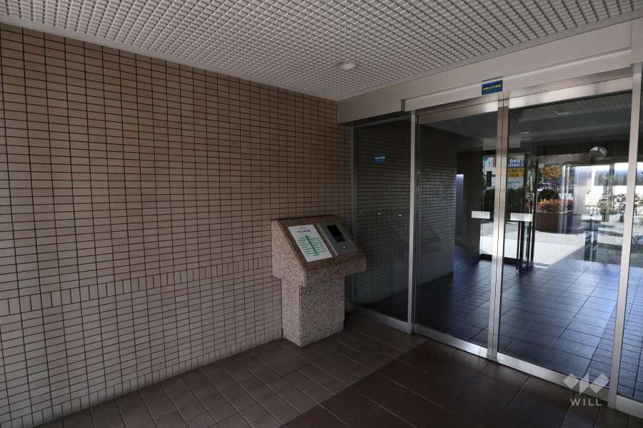 エントランスはオートロック付きです。