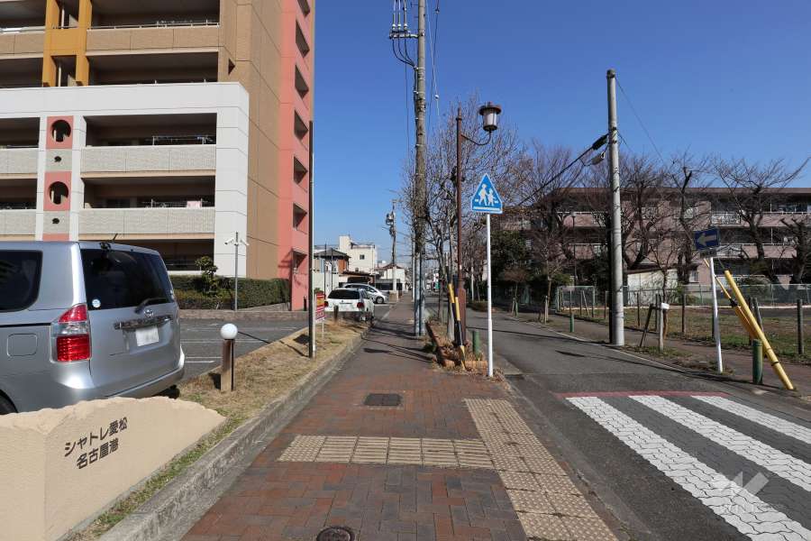 敷地東側の前面道路（南側から）