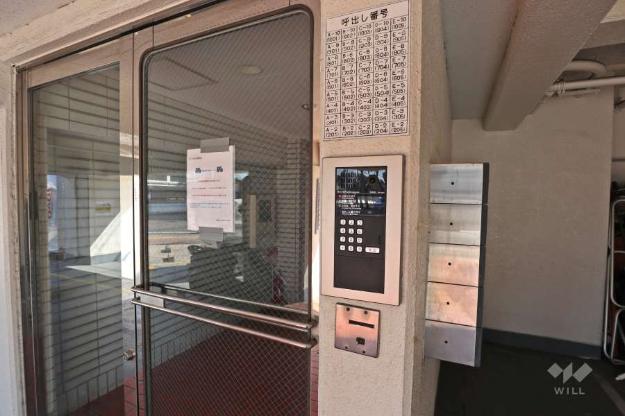 エントランスはオートロック付きです。