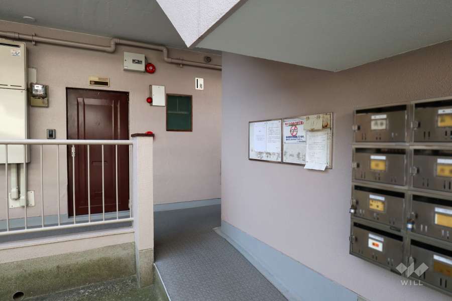 住戸入り口と共用ポスト