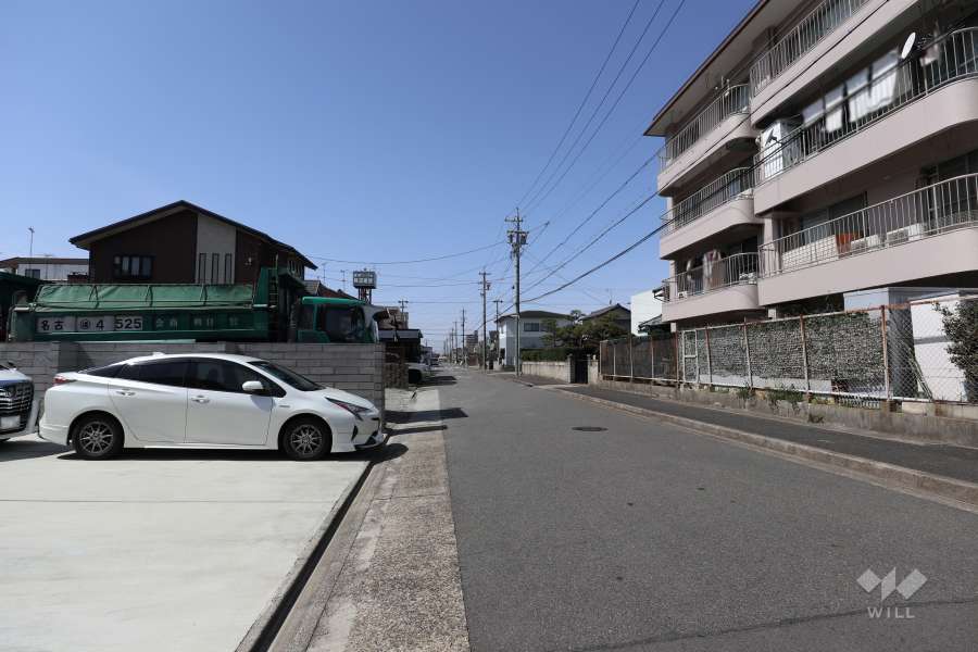 敷地南側の前面道路（東側から）