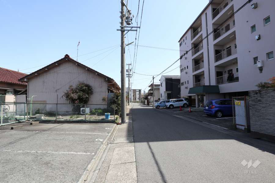 敷地北側の前面道路（西側から）
