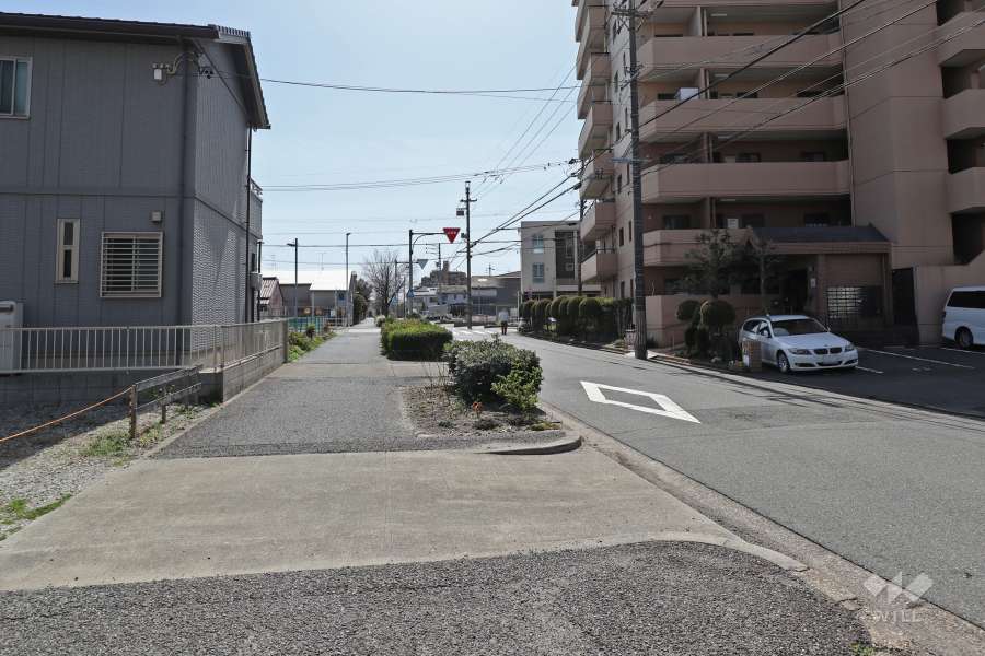 敷地東側の前面道路（北側から）
