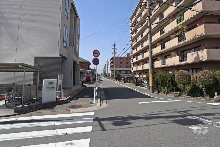 敷地南側の前面道路（東側から）

