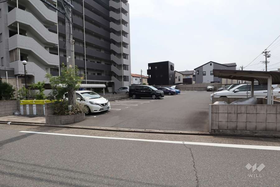 駐車場入り口。敷地内駐車場は屋外平面式です。