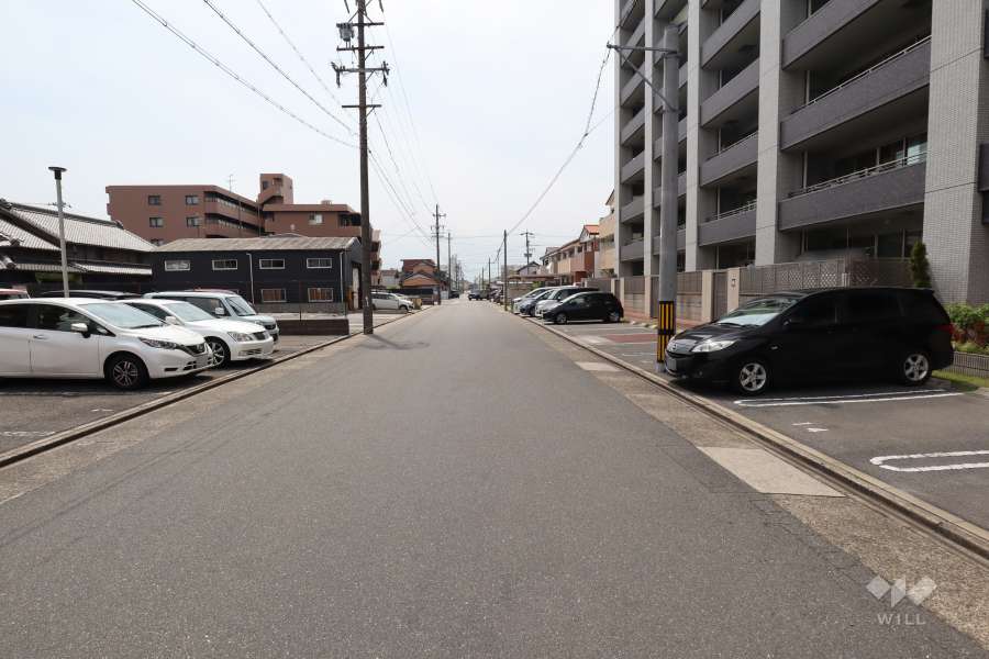 敷地南側の前面道路（東側から）