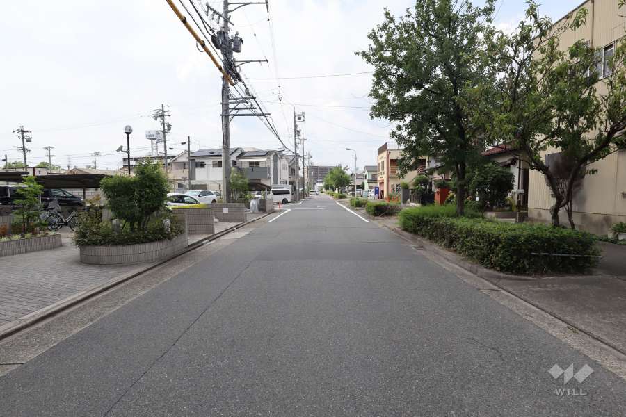 敷地東側の前面道路（南側から）