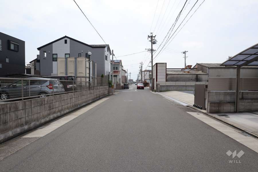 敷地北側の前面道路（東側から）