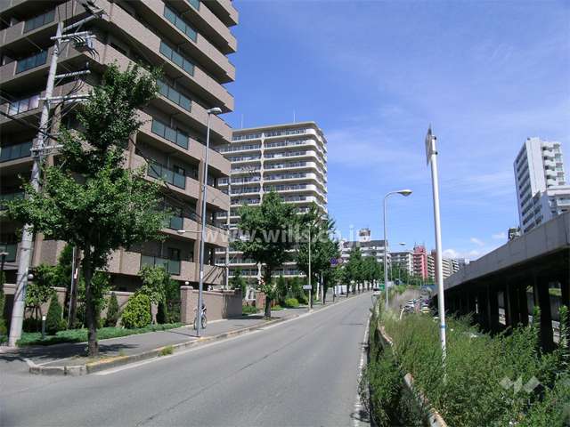敷地の東側には新御堂筋が走っています。