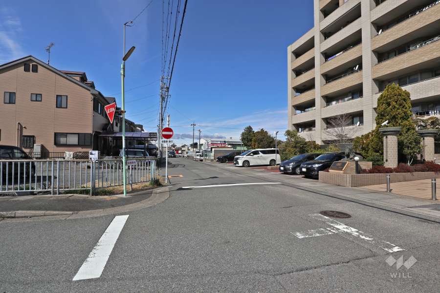 敷地南側の前面道路（東側から）