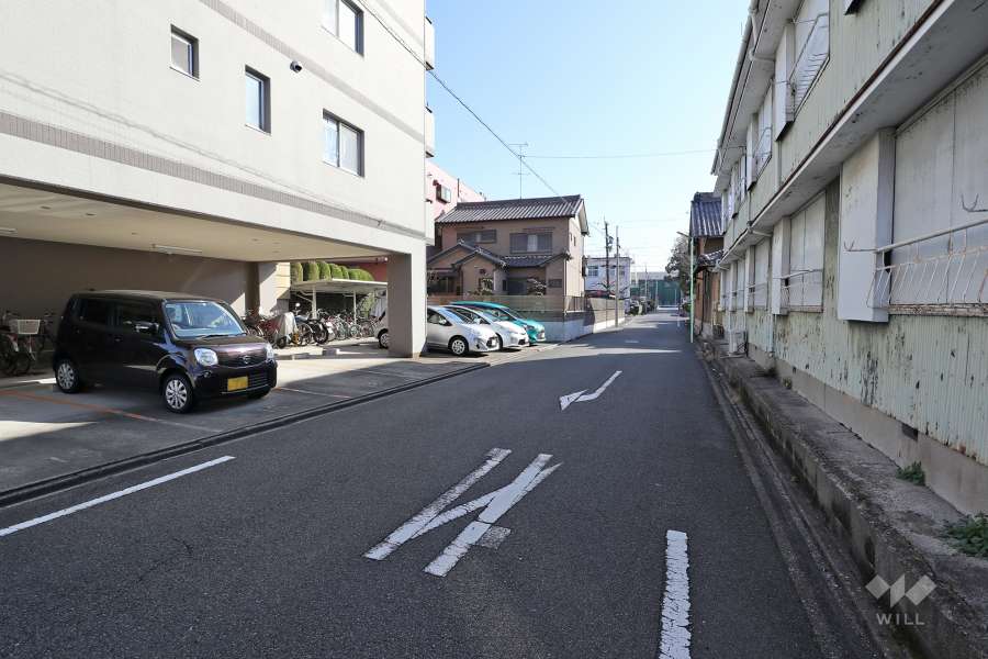 敷地西側の前面道路（北側から）