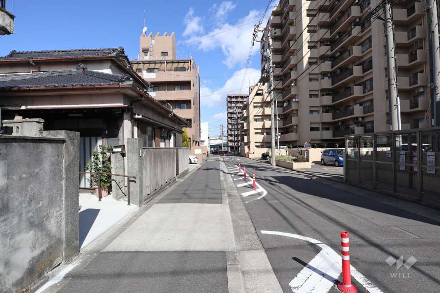 敷地西側の前面道路