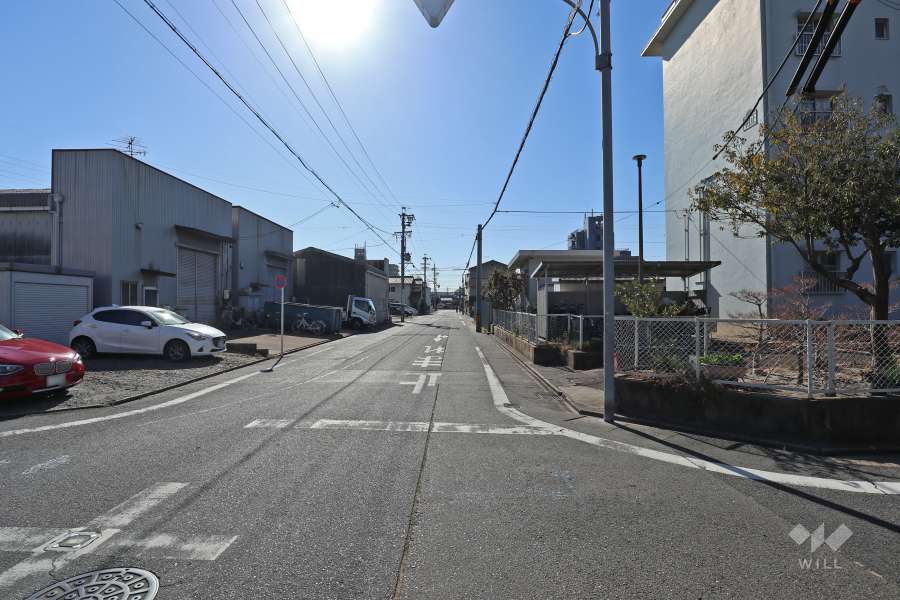 敷地東側の前面道路（北側から）