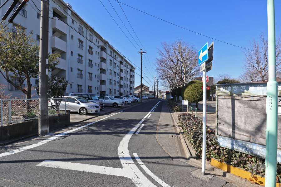 敷地北側の前面道路（東側から）