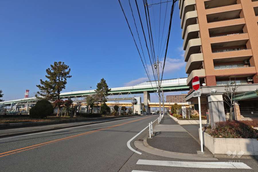 敷地西側の前面道路（南側から）