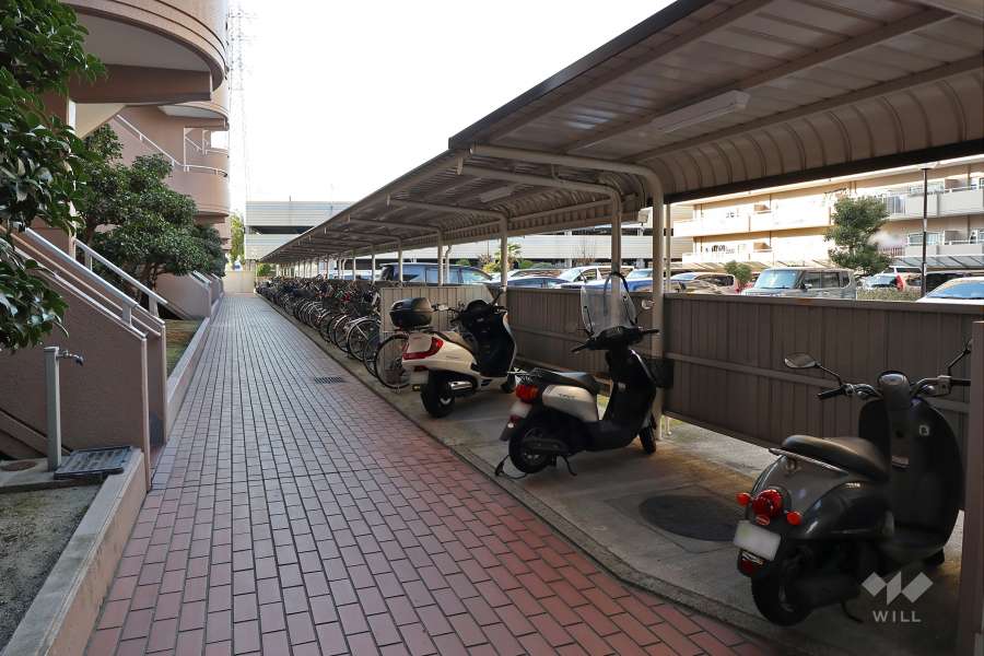 バイク置場と駐輪場