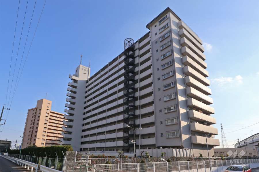 真栄マンション木場町A棟の外観（北西側から）