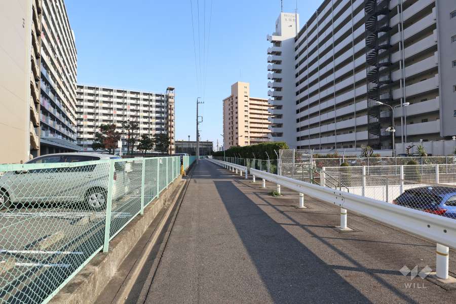 敷地北側の前面道路