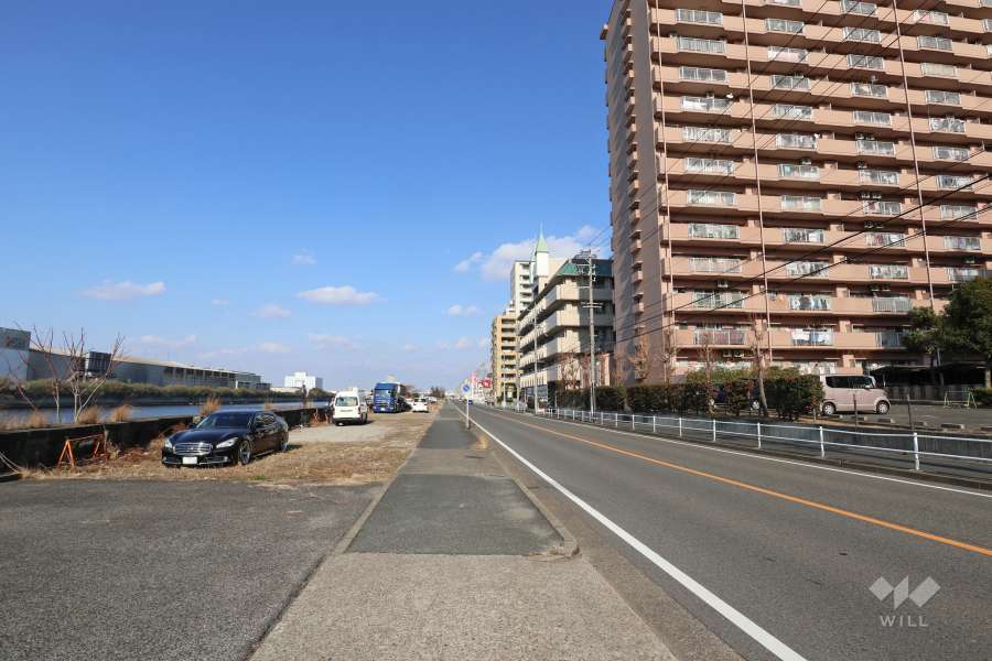 敷地西側の前面道路（南側から）