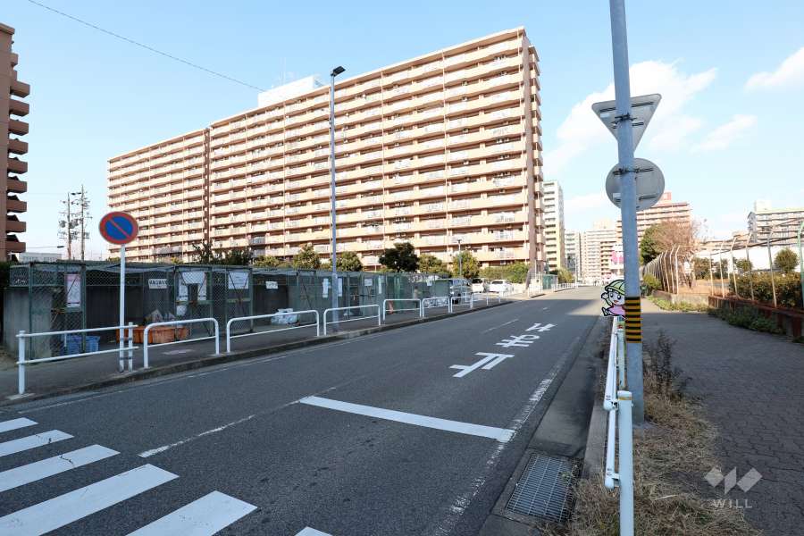 敷地東側の前面道路（南側から）
