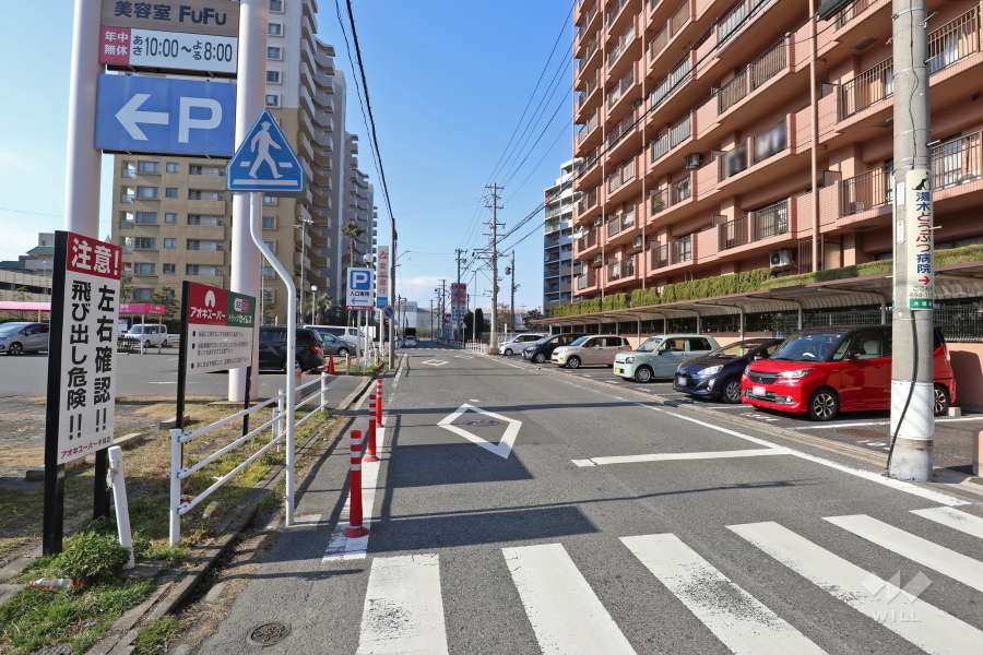 敷地南側の前面道路（東側から）
