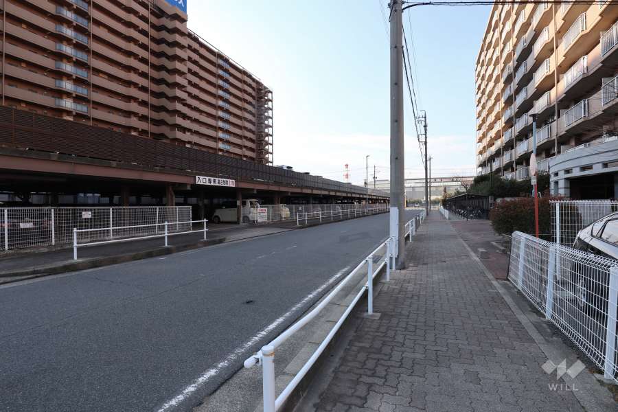 敷地北側の前面道路（東側から）