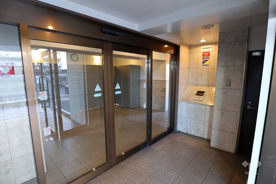 エントランスはオートロック付きです。