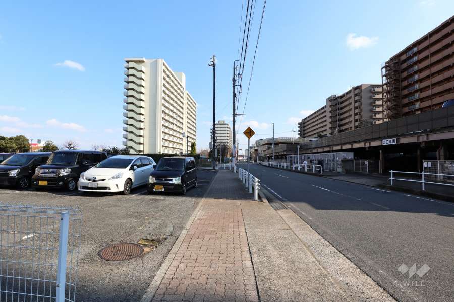 敷地北東側の前面道路（北西側から）