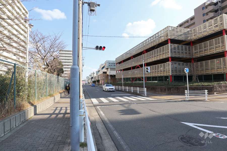 敷地北東側の前面道路（北西側から）