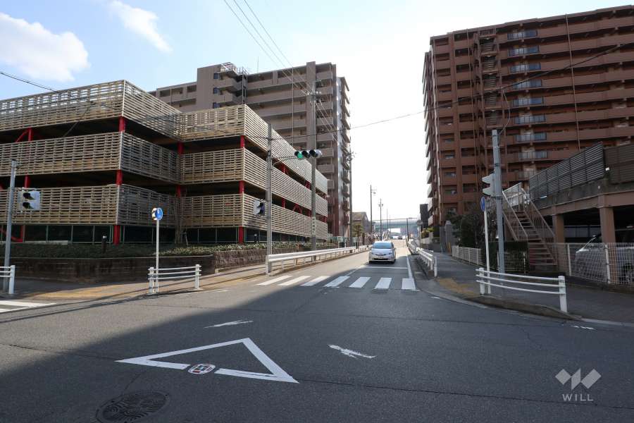 敷地北西側の前面道路（北東側から）