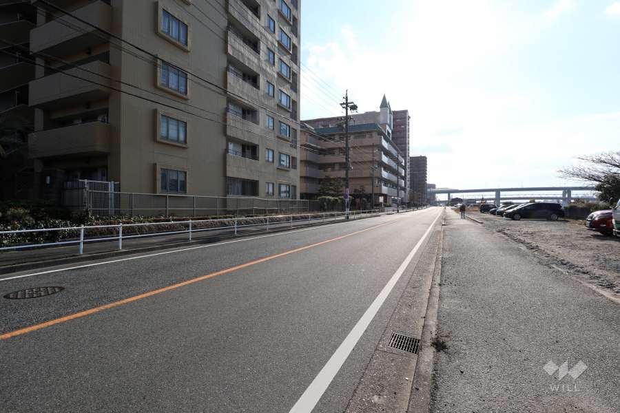 敷地北西側の前面道路（北東側から）