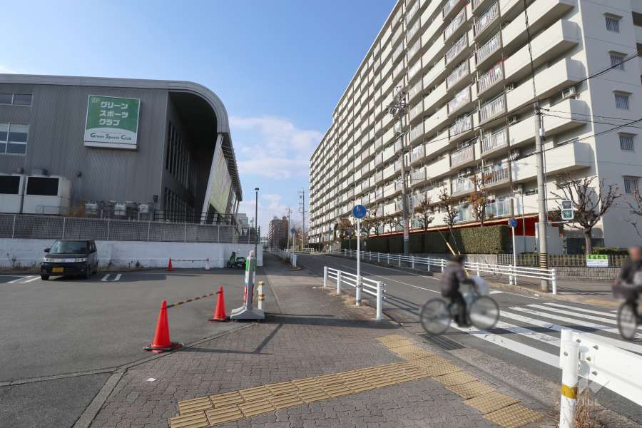 敷地南側の前面道路（東側から）