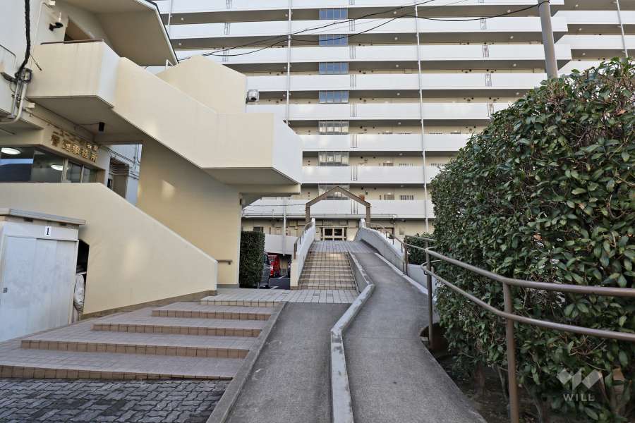 店舗棟側からのエントランスアプローチ