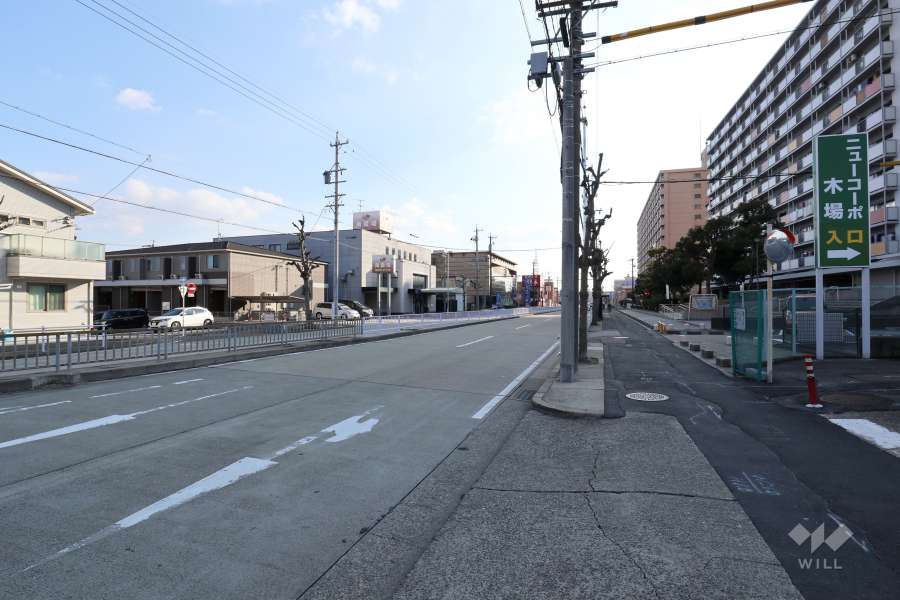 敷地東側の前面道路（北側から）
