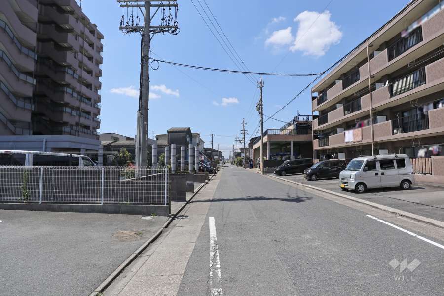 敷地北側の前面道路（東側から）