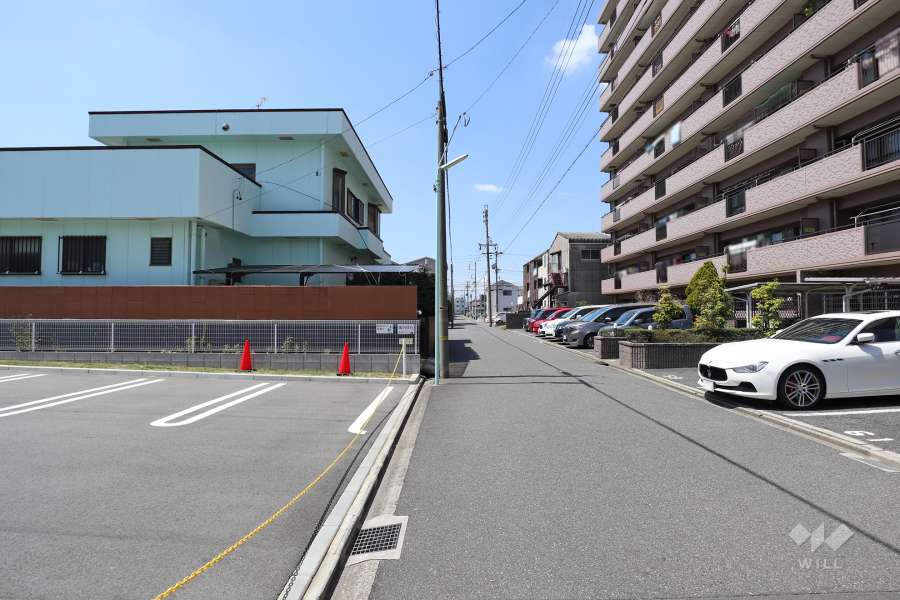 敷地南側の前面道路（東側から）