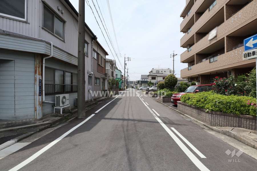 敷地南側の前面道路（東側から）