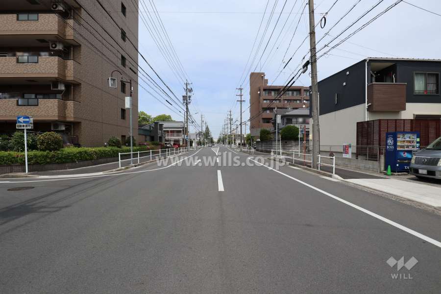 敷地東側の前面道路（南側から）