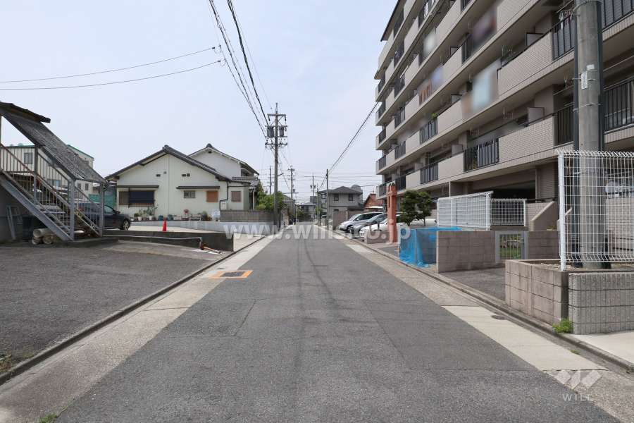 敷地南側の前面道路（東側から）