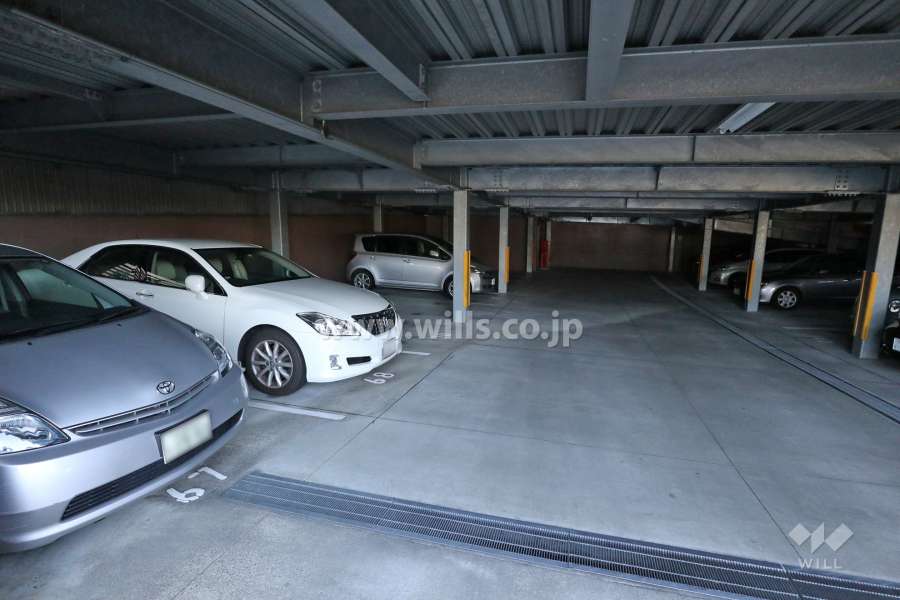 敷地内北側駐車場（屋内平面式）