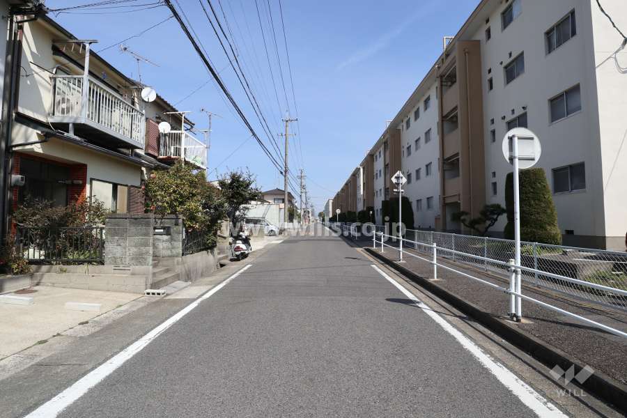 敷地北側の前面道路（西側から）