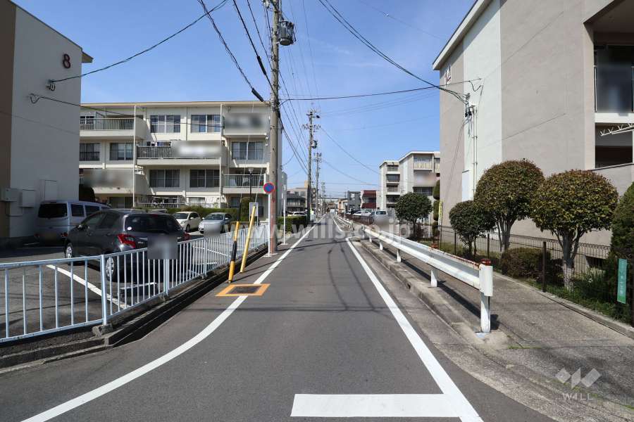 敷地東側の前面道路（南側から）